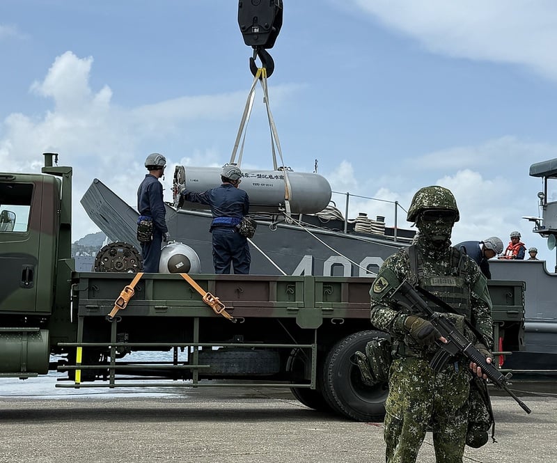 總統賴清德14日抵達高雄左營海軍基地,視導「海軍防禦性布雷操演」。圖為水雷準備裝載上車。中央社