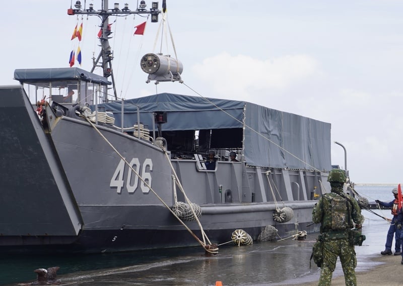 國軍漢光41號實兵演習,14日上午在高雄左營區進行「海軍防禦性布雷操演」,總統賴清德到場視導,聽取水雷裝載等說明。中央社