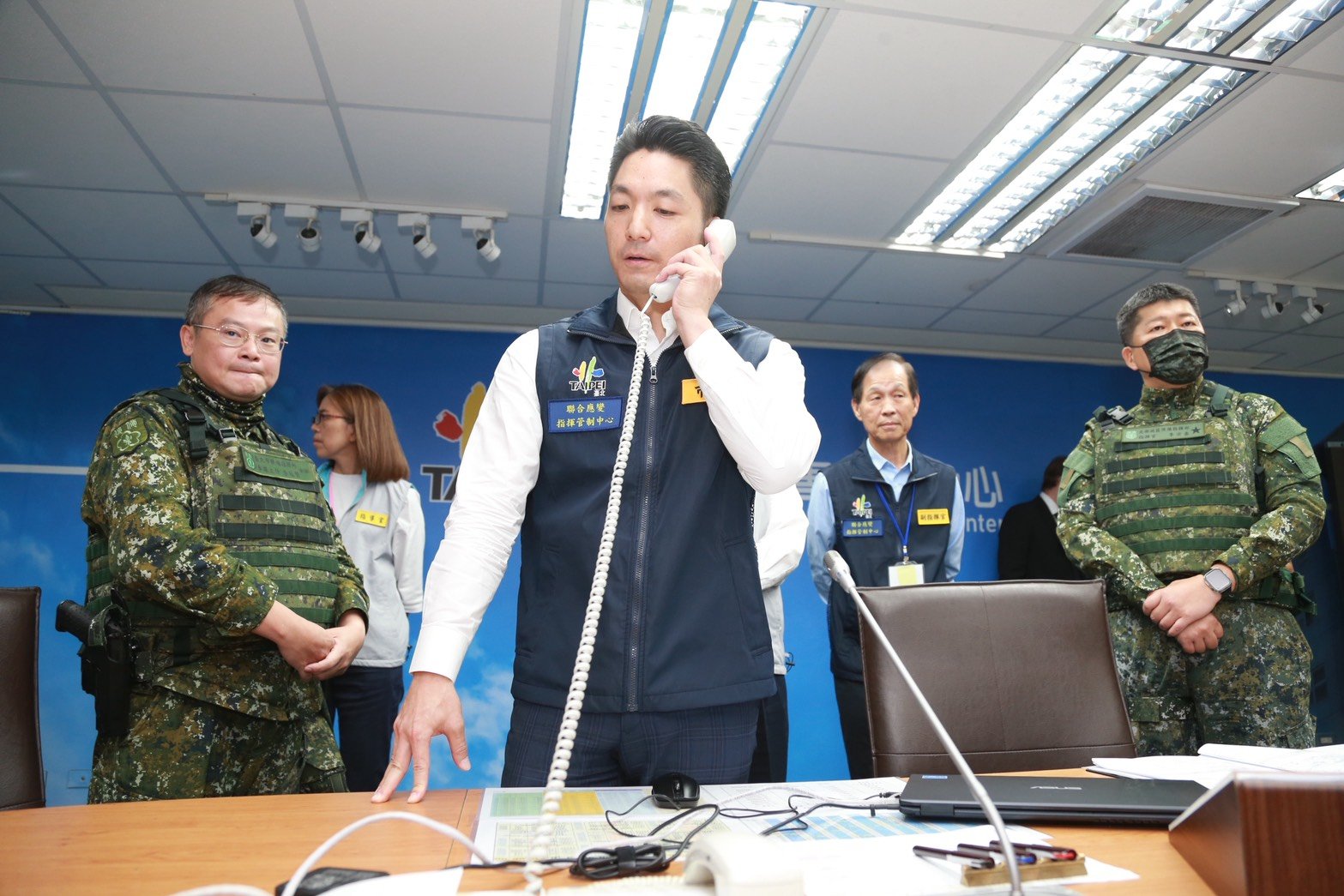 蔣萬安市長以軍線電話與臺北市衛戍區軍民整合中心通話,主動詢問是否有需市府協助支援。後備指揮部提供