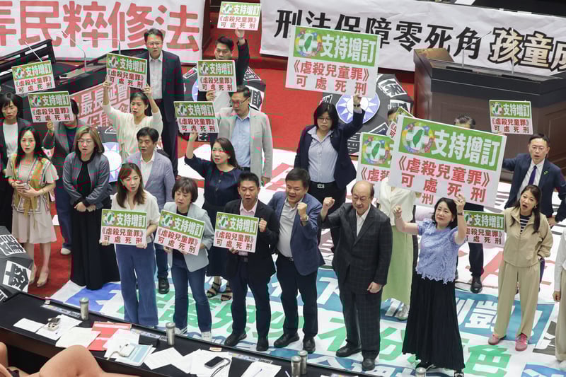 立法院會18日處理刑法部分條文修正草案,朝野均認同凌虐兒童要加重處罰,支持虐殺兒童可處死刑,但對於刑法第286條有不同見解。民進黨立委在表決時手舉標語高喊「虐童處死刑、民進黨支持」口號表達立場。中央社