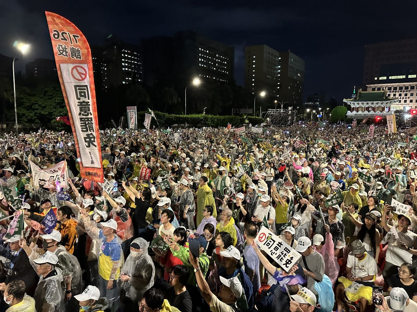 凱道罷免活動現場下起大雨,但支持者熱情不減。林啟弘攝