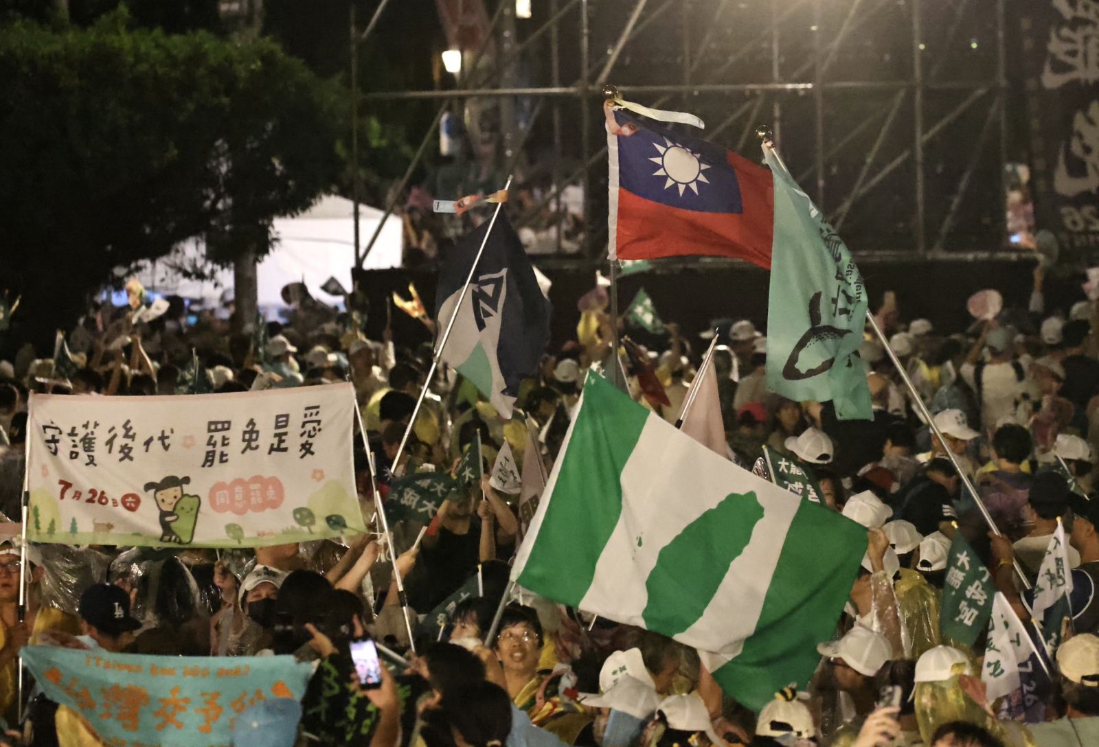 群眾熱情揮舞旗幟,宣示罷免國民黨立委決心。林啟弘攝