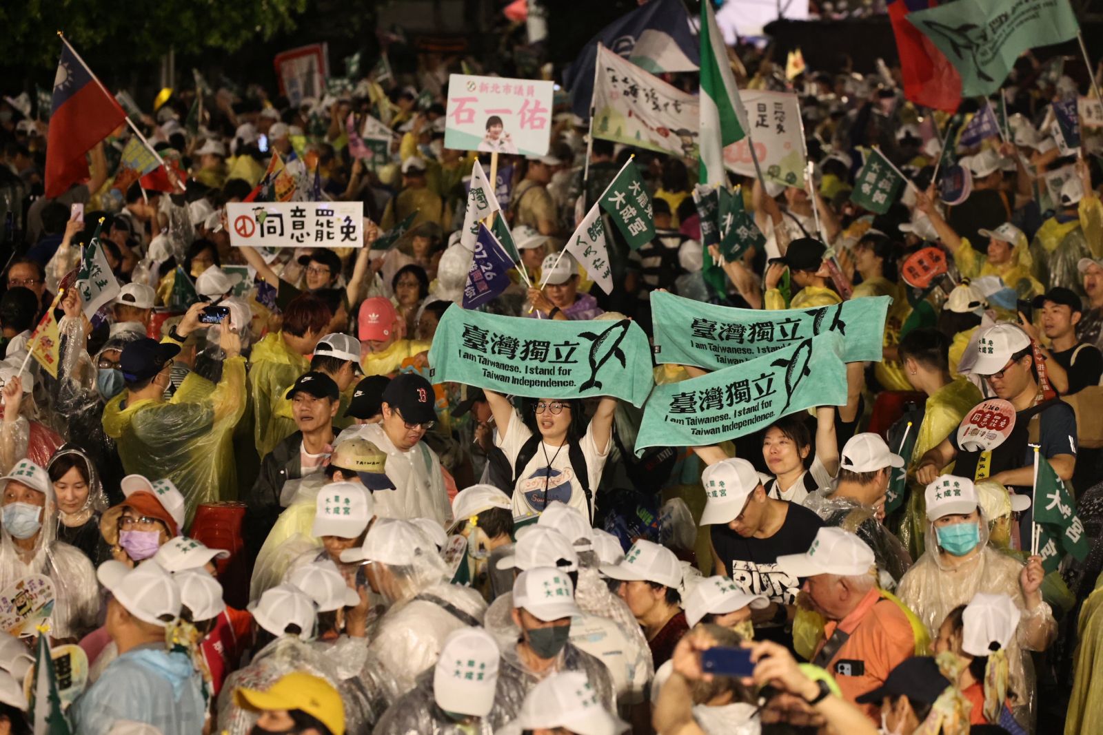群眾熱情揮舞旗幟,力挺大罷免。林啟弘攝