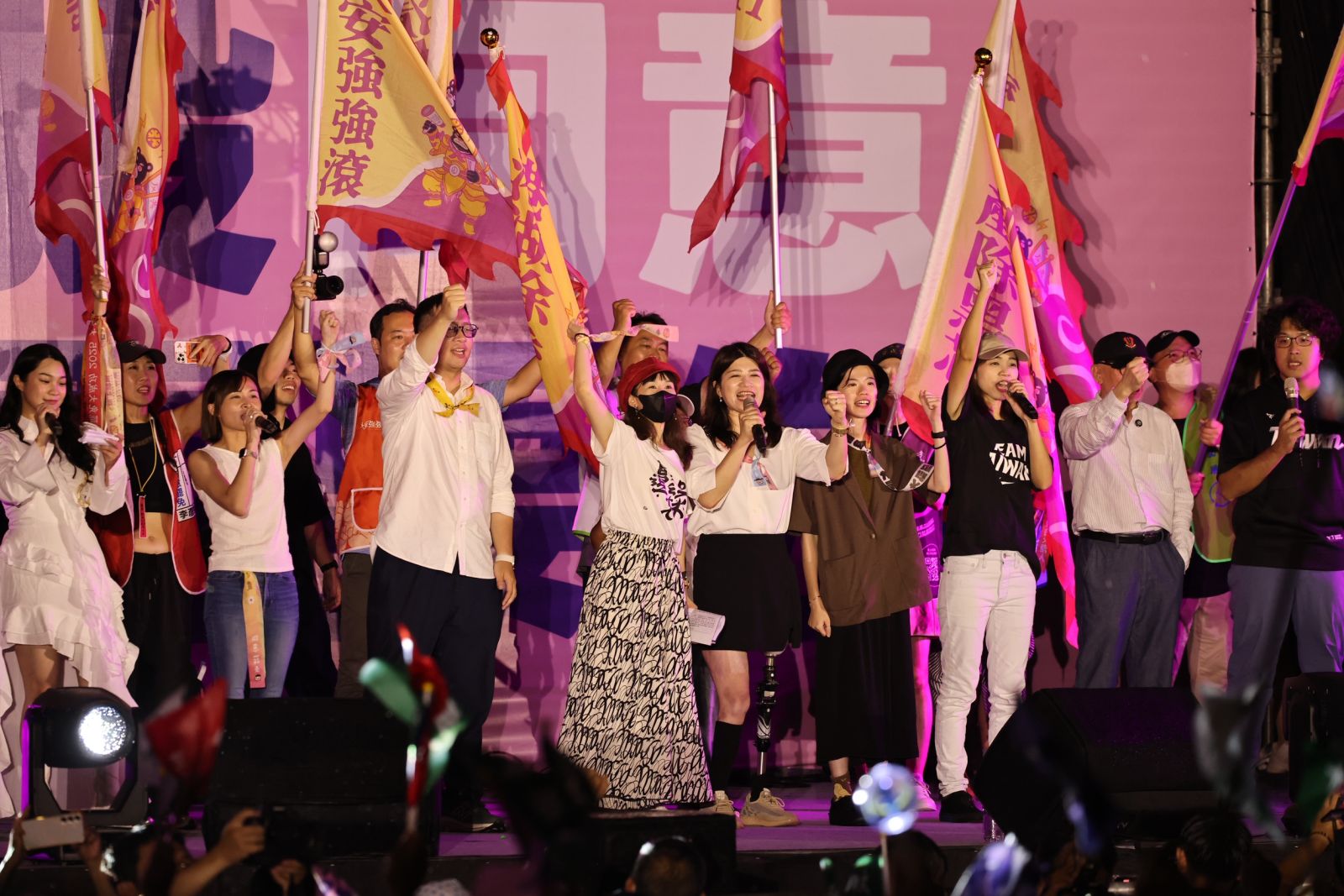 罷團凱道集會由民團及百工百業上台助講。林啟弘攝
