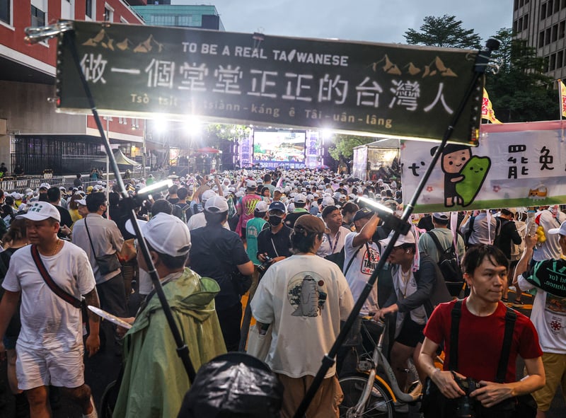 多支持罷免的民眾都到場支持,在選前之夜齊心高呼「大罷免大成功」。中央社