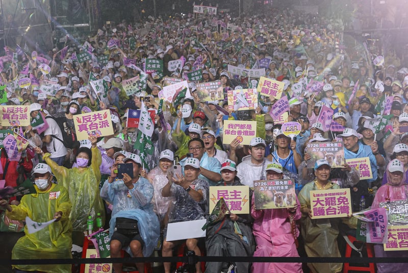 大批民眾冒雨搖旗吶喊,氣氛熱烈。中央社