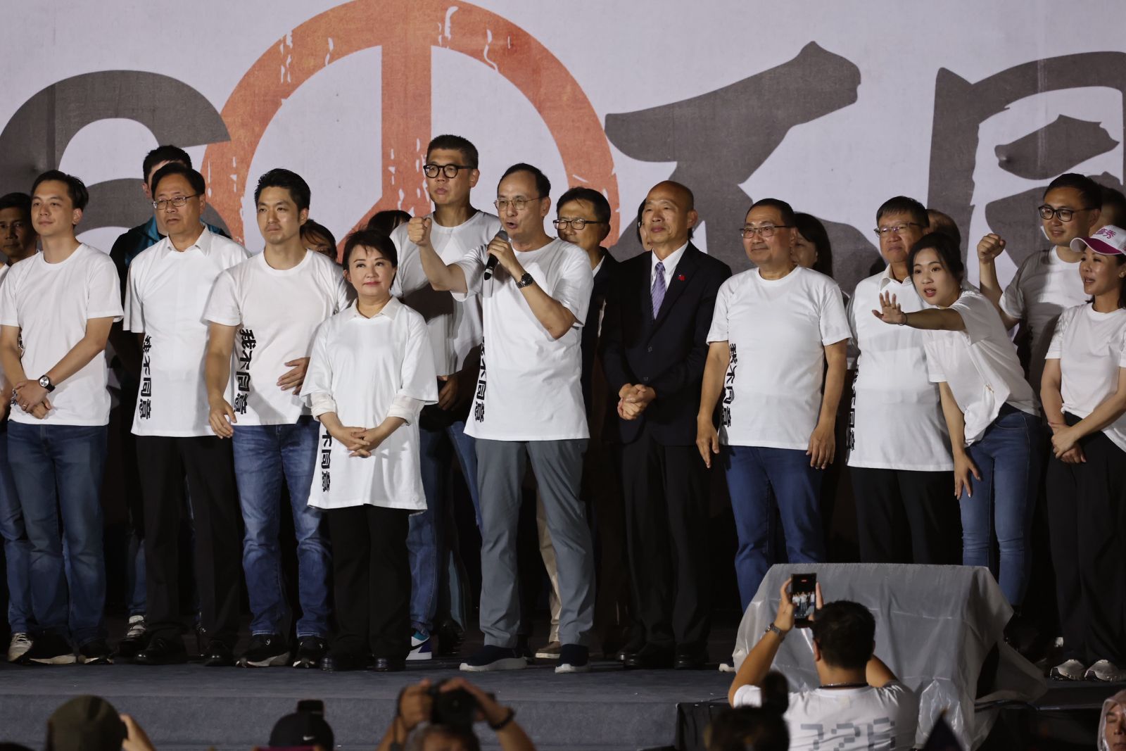 藍營全黨大咖總動員，齊聚凱道呼籲大家捍衛民主，明天投不同意票，風雨無阻。林啟弘攝