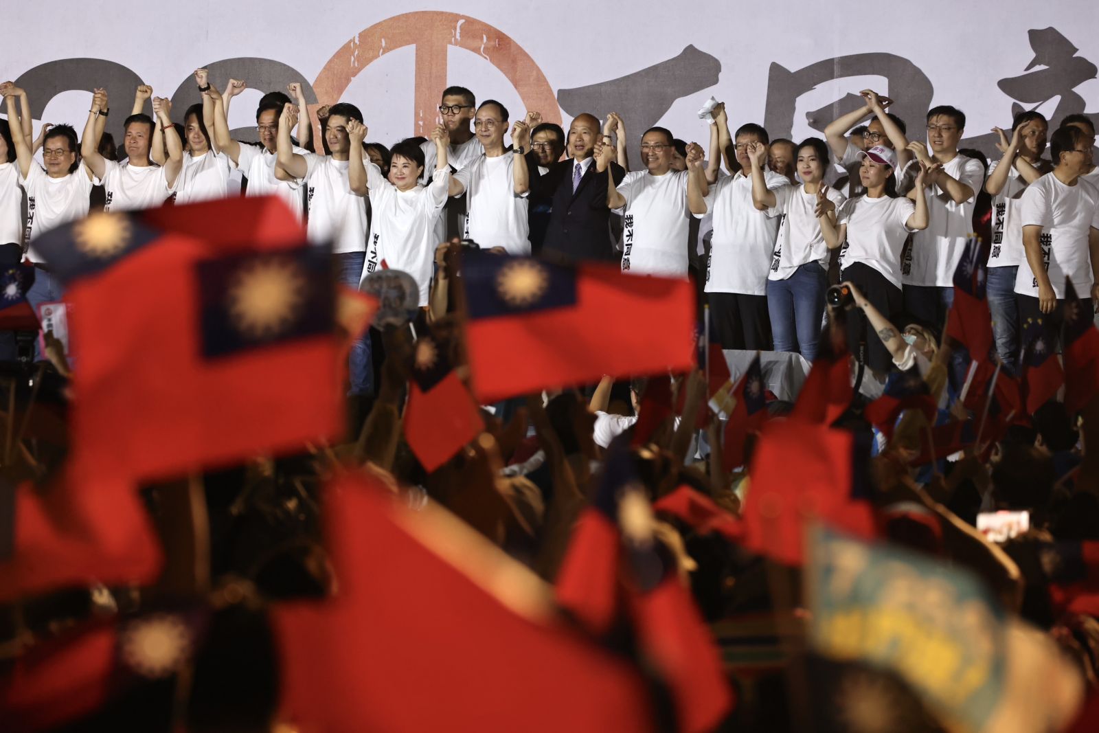 國民黨主席朱立倫壓軸登台，率領眾人一同高喊口號。林啟弘攝