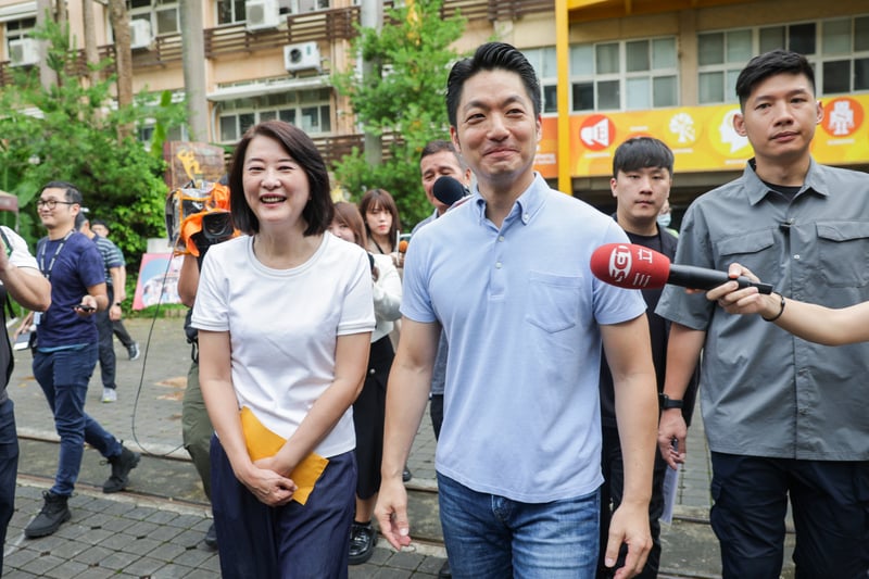 台北市長蔣萬安陪同國民黨立委王鴻薇上午前往台北市民生國中投開票所投票。中央社
