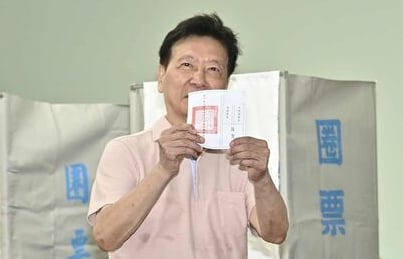 趙少康對著守候的媒體亮出選票，這舉動已經被函送警方函送偵辦。