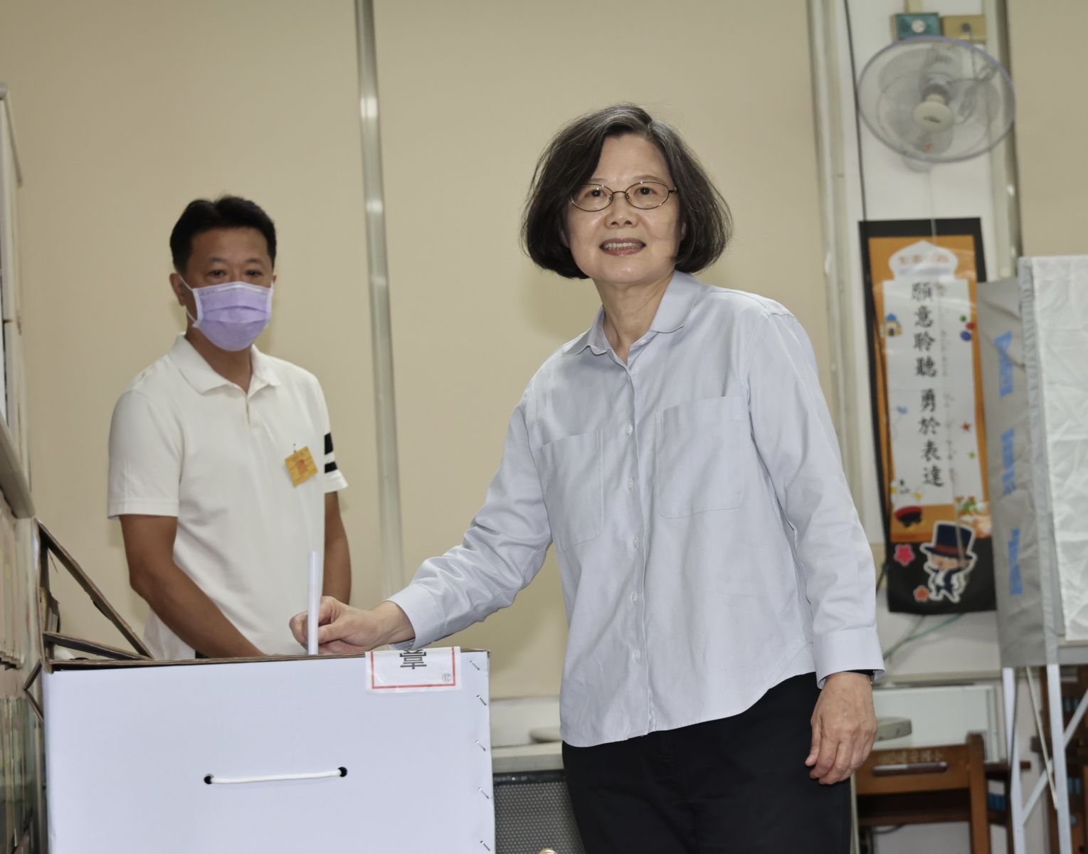 前總統蔡英文於下午1時許現身台北市大安區建安國小投票。林啟弘攝