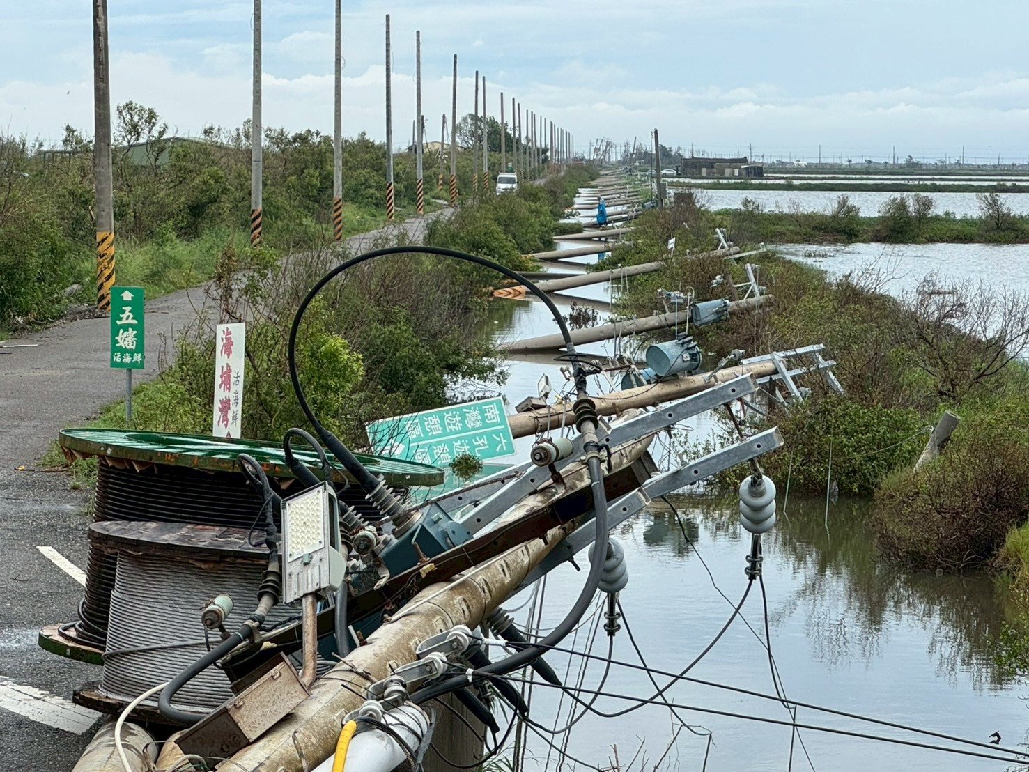 丹娜絲颱風成電桿殺手,造成全台逾3500支電桿倒斷,台電傾力拚復電。經濟部提供