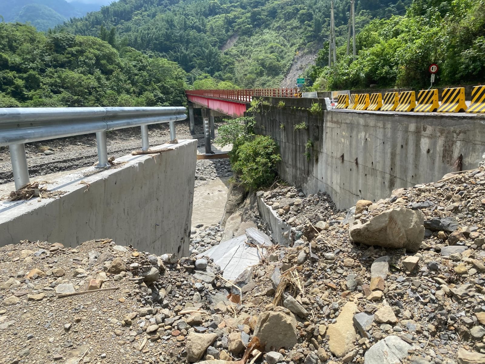此次豪雨成災，南部山區沒有傳出莫拉克重建橋樑遭沖毀。圖紅色橋樑為那馬夏區在莫拉克重建時新建橋樑。孫福應攝