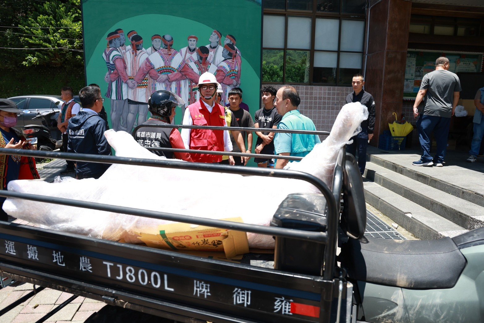 高雄市長陳其邁在這次雨災中,不斷的主動出現在山區部落中,在雨停之後還送上全豬到桃源區,施政細膩度完全展現出來。翻攝陳其邁臉書