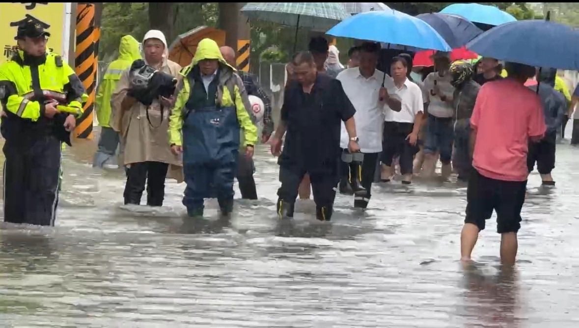 丹娜絲颱風造成大規模淹水、停電,台南市政府救災反應過慢,黃偉哲一度因災後應對而陷入輿論漩渦。台南市政府提供