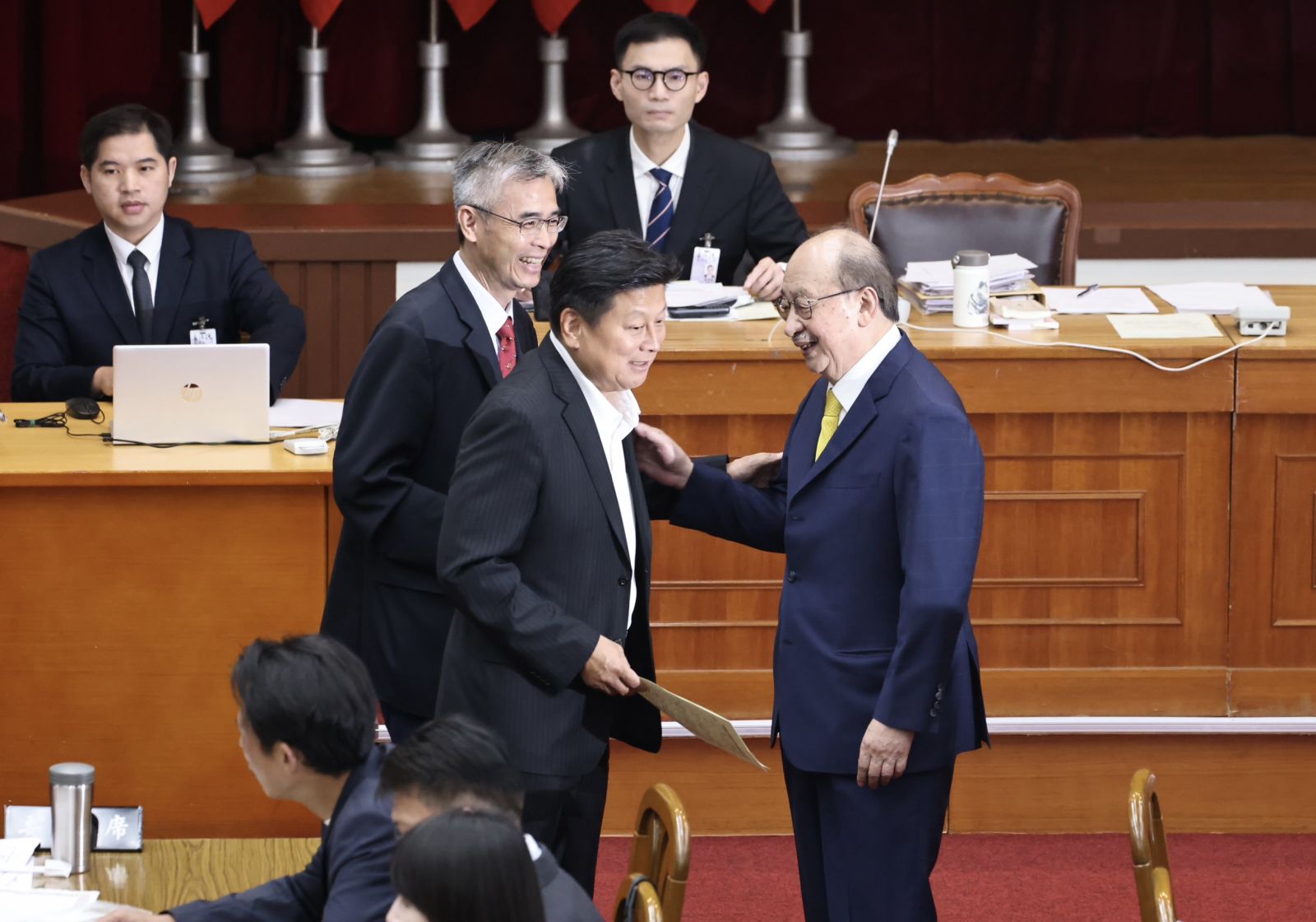 會前要推選今日會議主席時,柯建銘與傅崐萁相互推舉。林啟弘攝