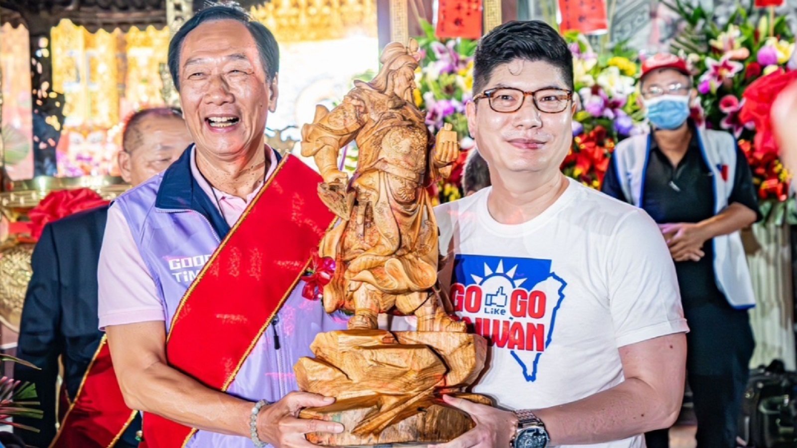 鴻海集團創辦人郭台銘篤信關公,眾所皆知,2023年參選總統時,也有支持者送他木雕關公像。資料照片/郭台銘辦公室提供