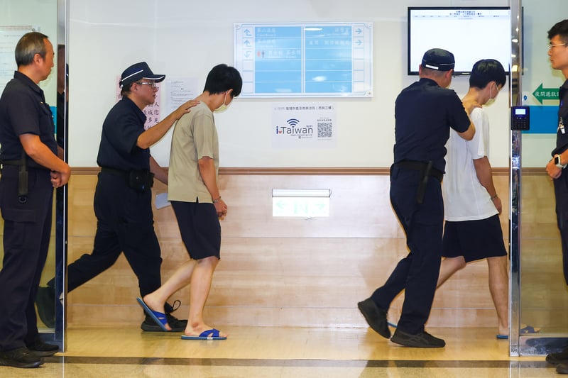 台積電離職工程師陳力銘、在職工程師吳秉駿(白衣)、戈一平(米衣)涉嫌洩漏台積電關鍵技術,遭檢方依違反營業秘密法等罪起訴。高檢署智財分署1日將羈押中3名被告移由智慧財產及商業法院審理,由法官裁定繼續羈押。中央社