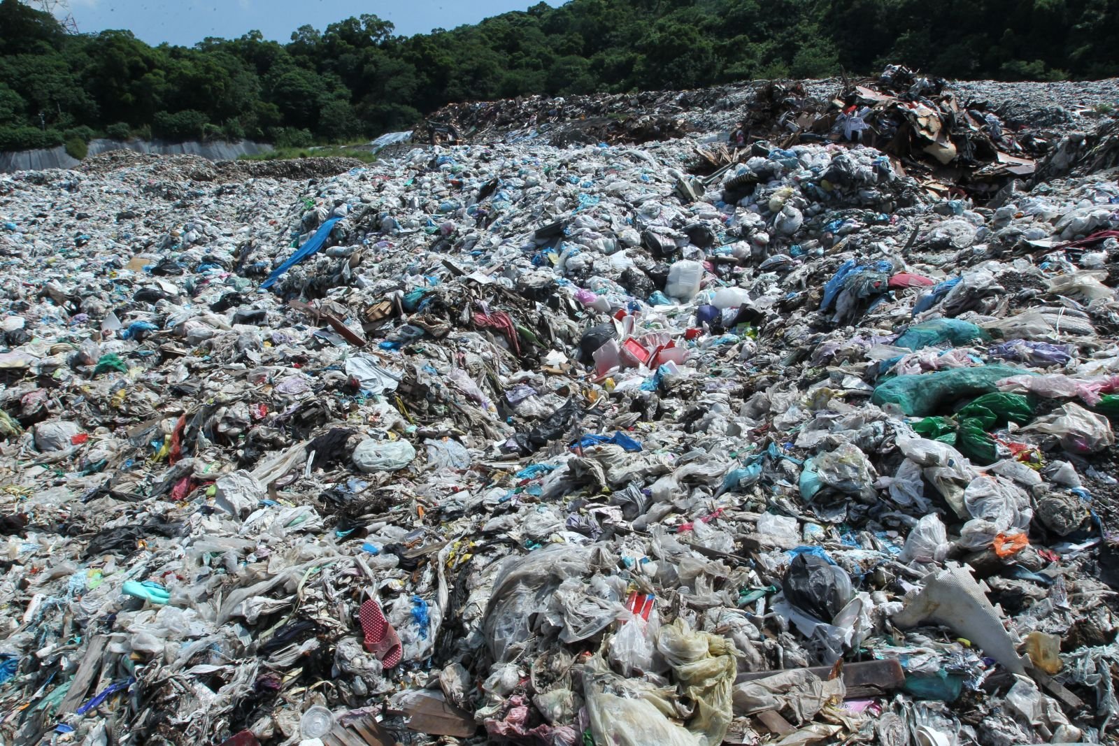 台中市大里掩埋場裸露的垃圾堆積在整座山谷,現場僅兩部挖土機整理或是覆土。王乙徹攝