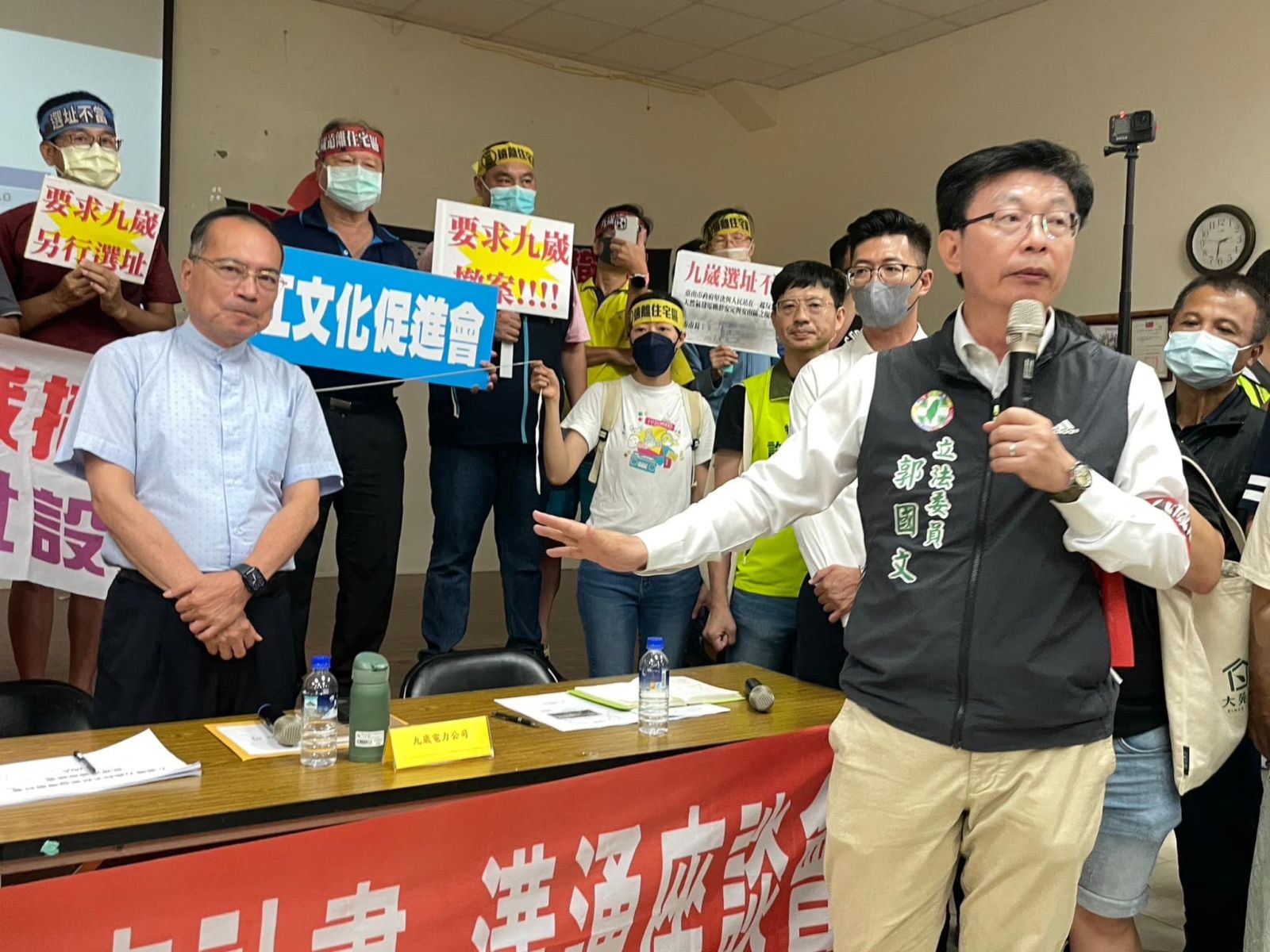 立委郭國文（右）率群眾向九崴電力總經理吳明竑（左）表態反對九崴南科電廠設置該園區。郭國文提供