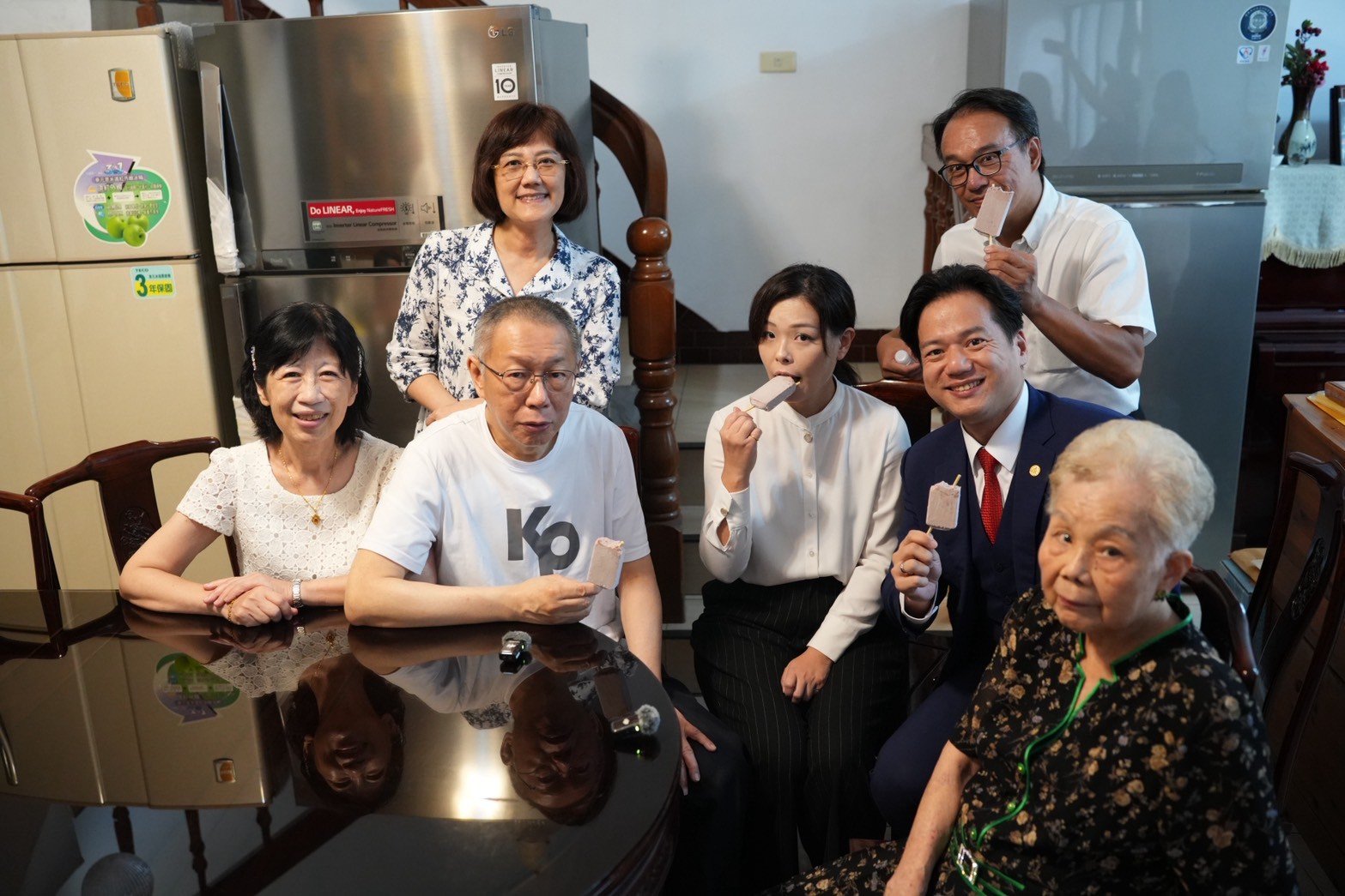  柯文哲回老家後第一口嘗到的並非豬腳麵線，而是新竹在地60年老店的「814冰棒」。新竹市長高虹安及代理市長邱臣遠等人也一起享用。民眾黨提供