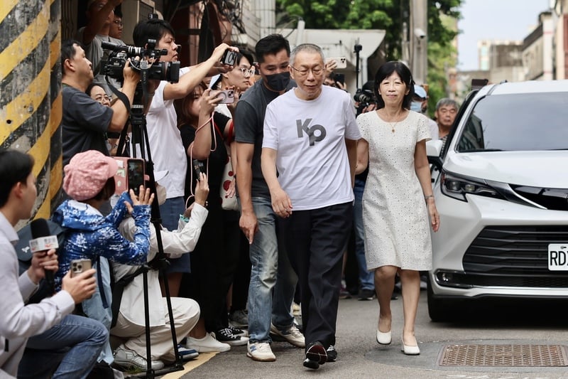柯文哲離開北院後趕回新竹老家，牽著妻子陳佩琪回家探視母親。中央社