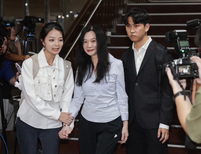 北院15日重開羈押庭後，晚間再度裁定2人交保，且維持原交保金額。圖為國民黨台北市議員應曉薇（中）在女兒陪同下，面帶微笑離開法院。中央社