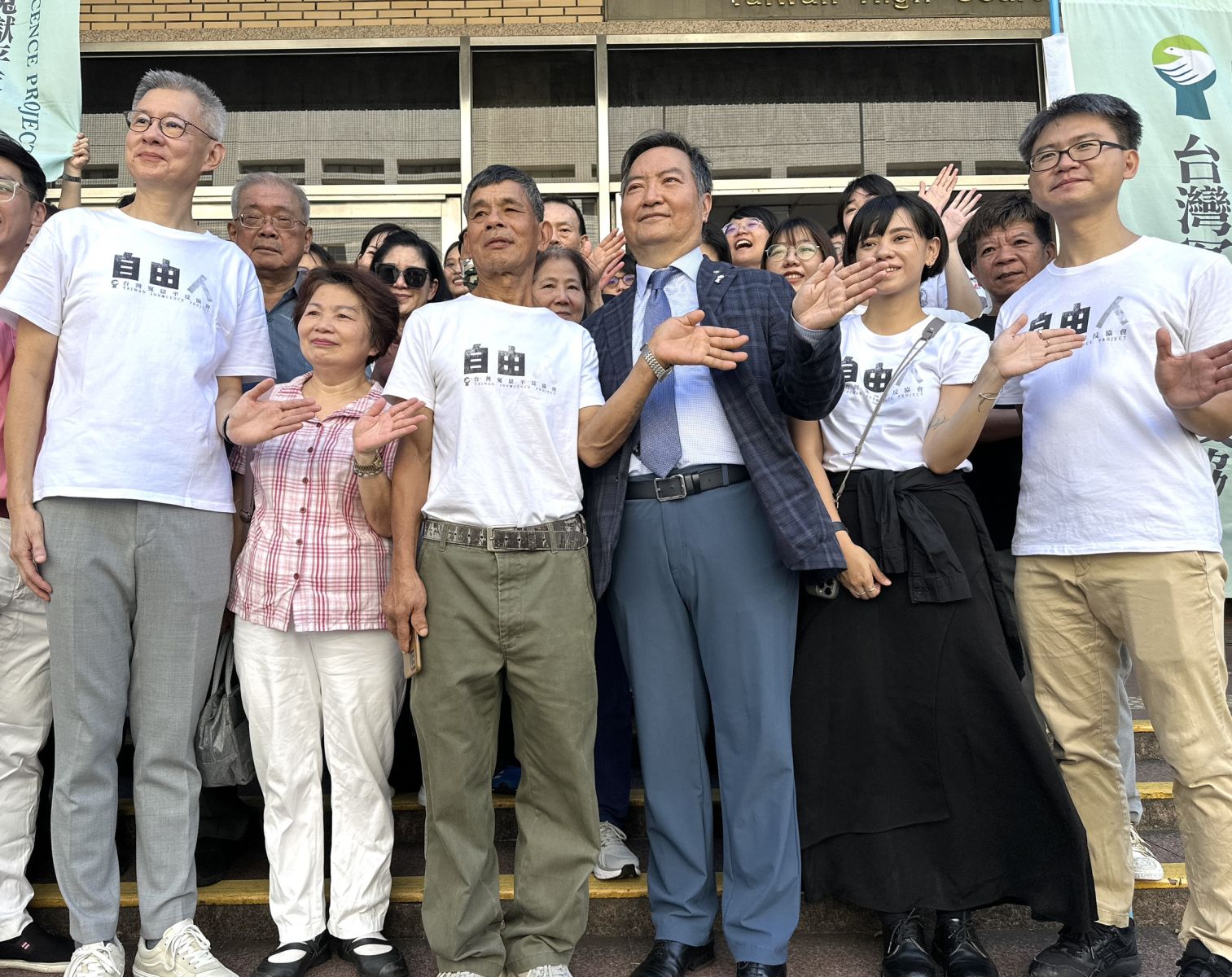 麵包師傅呂金鎧被控性侵殺害女大生入獄19年,聲請再審獲准後,今獲改判無罪後,與一路陪伴的姐姐及羅秉成開心合影。林啟弘攝