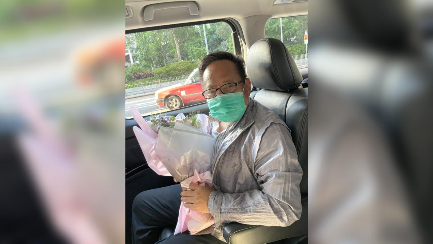香港支聯會前副主席何俊仁獲得保釋後，接受親友獻花、坐上車子。　翻攝Emily Lau臉書