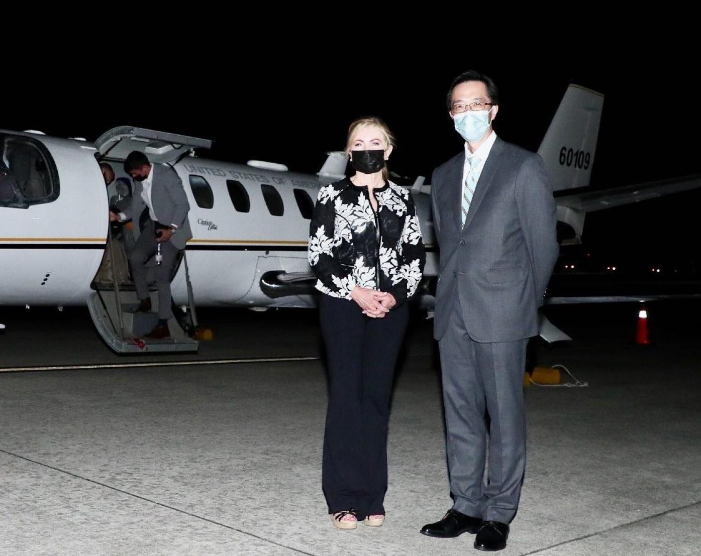 美國聯邦參議員布蕾波恩（Marsha Blackburn，左）25日深夜抵台訪問，外交部北美司司長徐佑典代表接機。外交部提供