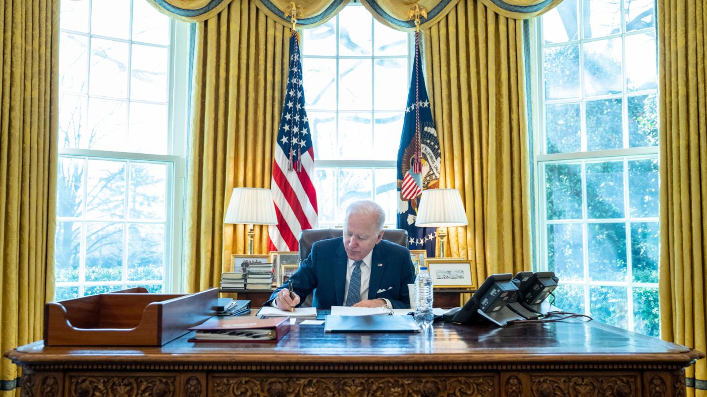 美國總統拜登在白宮辦公室簽署文件資料照。翻攝@POTUS推特