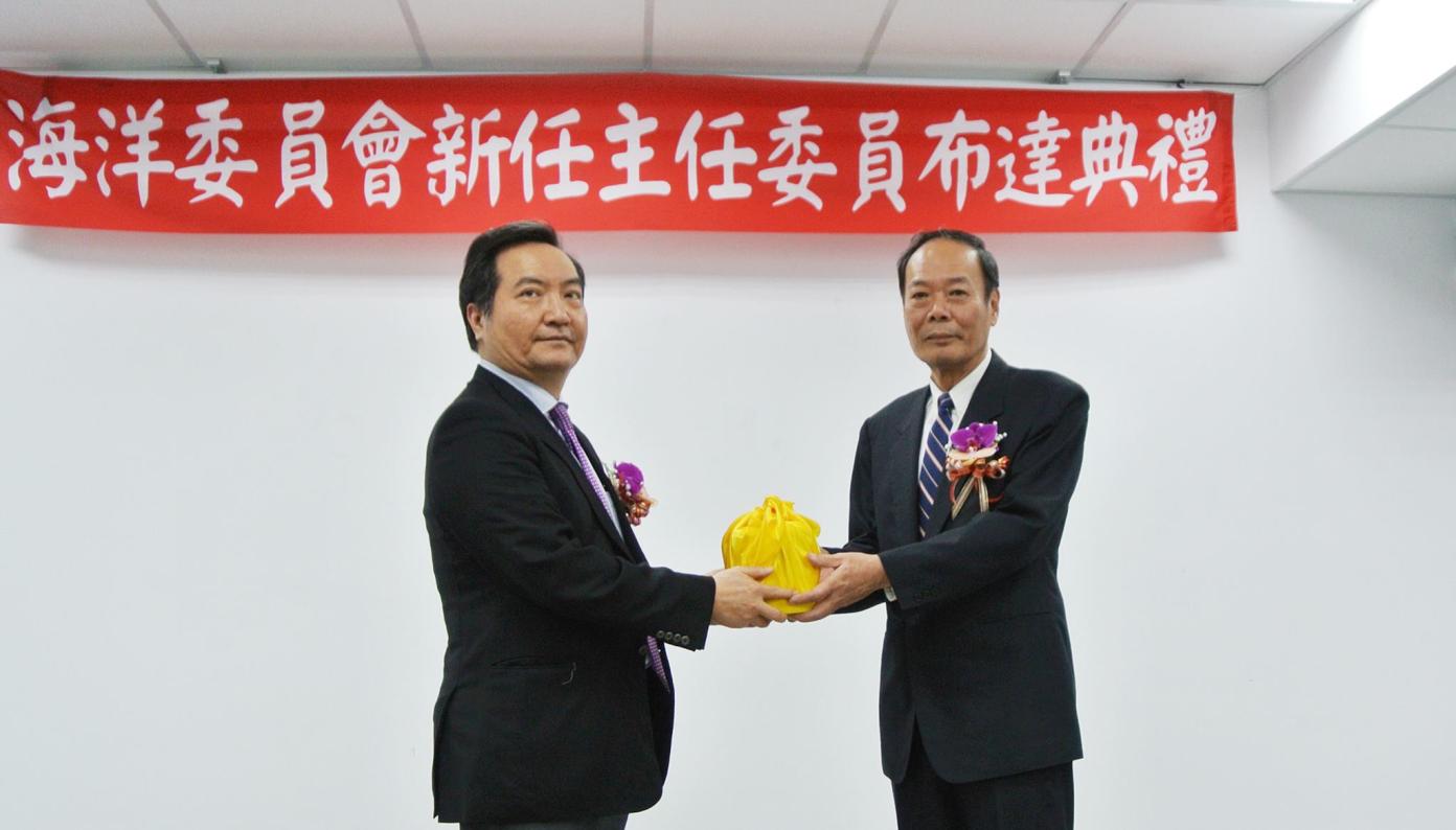 李仲威（右）2019年接任海委會主委，30日請辭獲准。翻攝海委會粉專