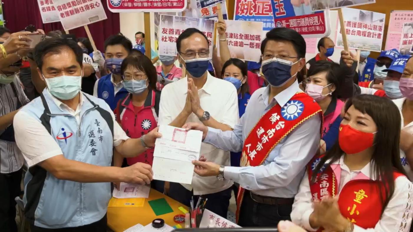 國民黨台南市長參選人謝龍介（右二）由黨主席朱立倫陪同，完成市長選舉登記。辛啓松攝