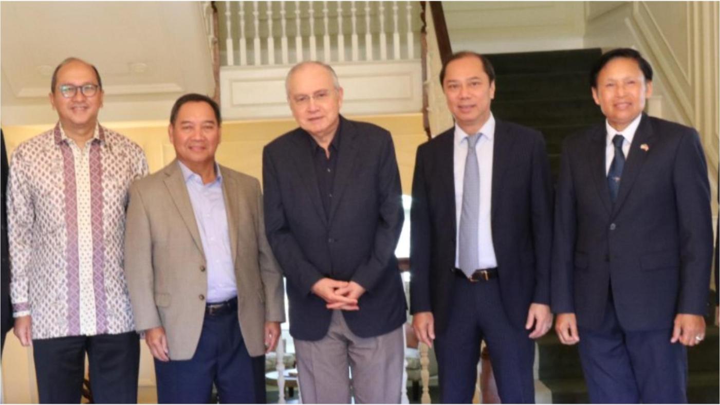 菲律賓駐美大使羅慕德斯（中）與東協國家駐美大使1日餐敘後合影。　翻攝@philippinesusa推特
