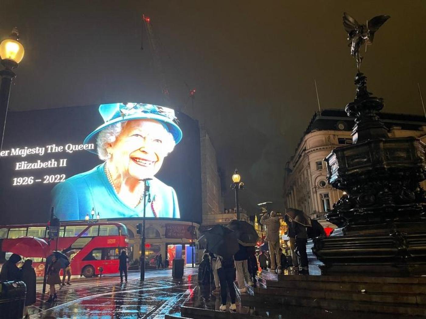 英國女王伊麗莎白二世辭世，倫敦市中心著名地標比卡迪里廣場大螢幕打出巨幅緬懷圖文。中央社