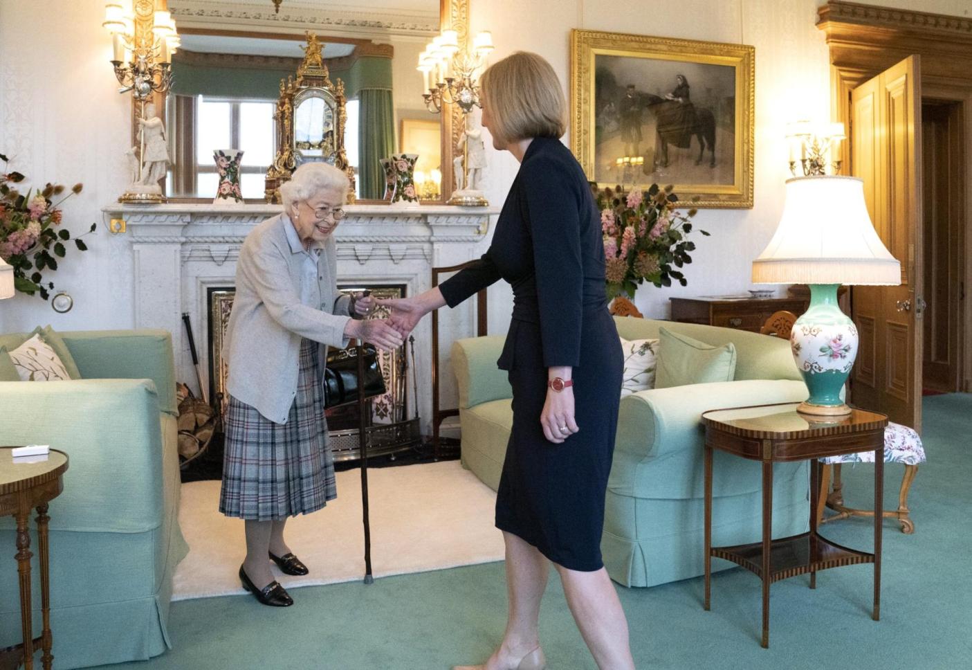 伊麗莎白二世本月6日才剛任命新首相特拉斯（右）。翻攝@RoyalFamily推特