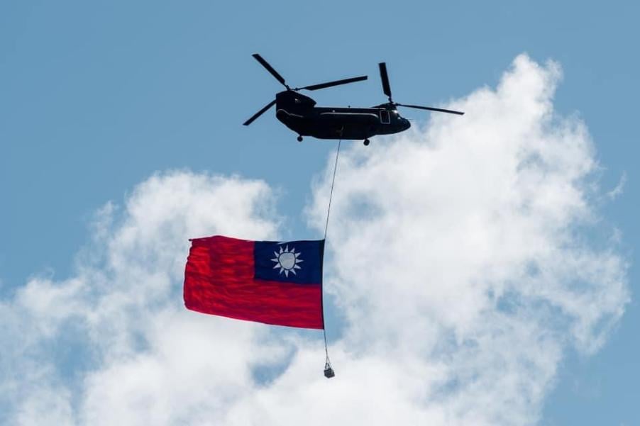 國慶空中兵力操演試航　阿帕契直升機明飛越總統府上空