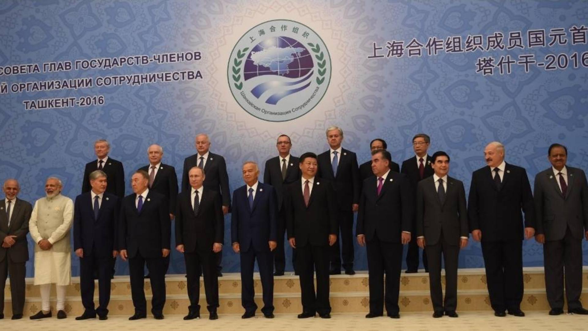 上海合作組織峰會第22次會議在烏茲別克舉行，中國國家主席習近平（前排右五）等成員國領袖一起合影。＠narendramodi推特