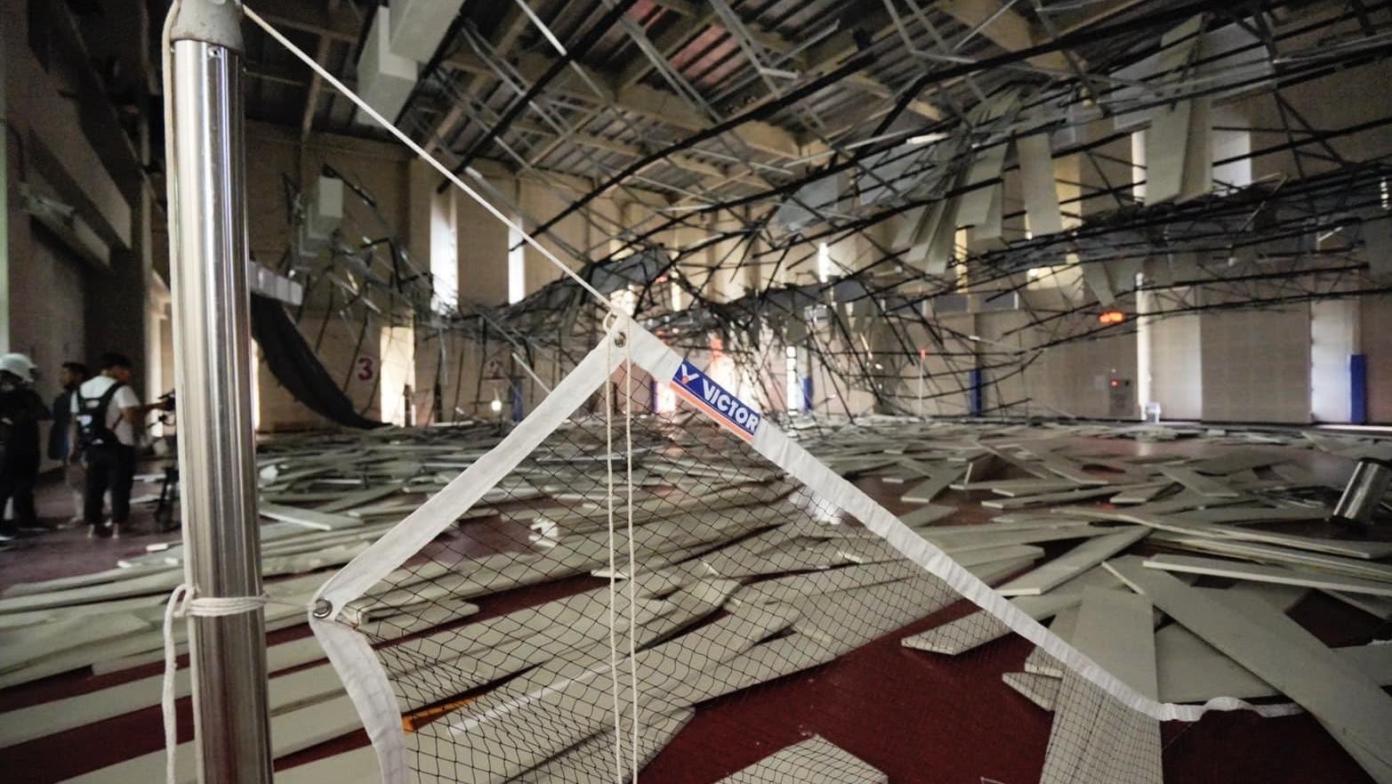 桃園八德運動中心多功能球場天花板塌陷，造成一名民眾輕傷。翻攝賴香伶臉書