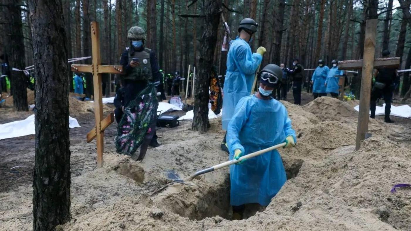 烏克蘭軍方近日正在東北部的伊久姆清查至少有450具屍體的一處大型亂葬崗。 翻攝@DefenceU推特