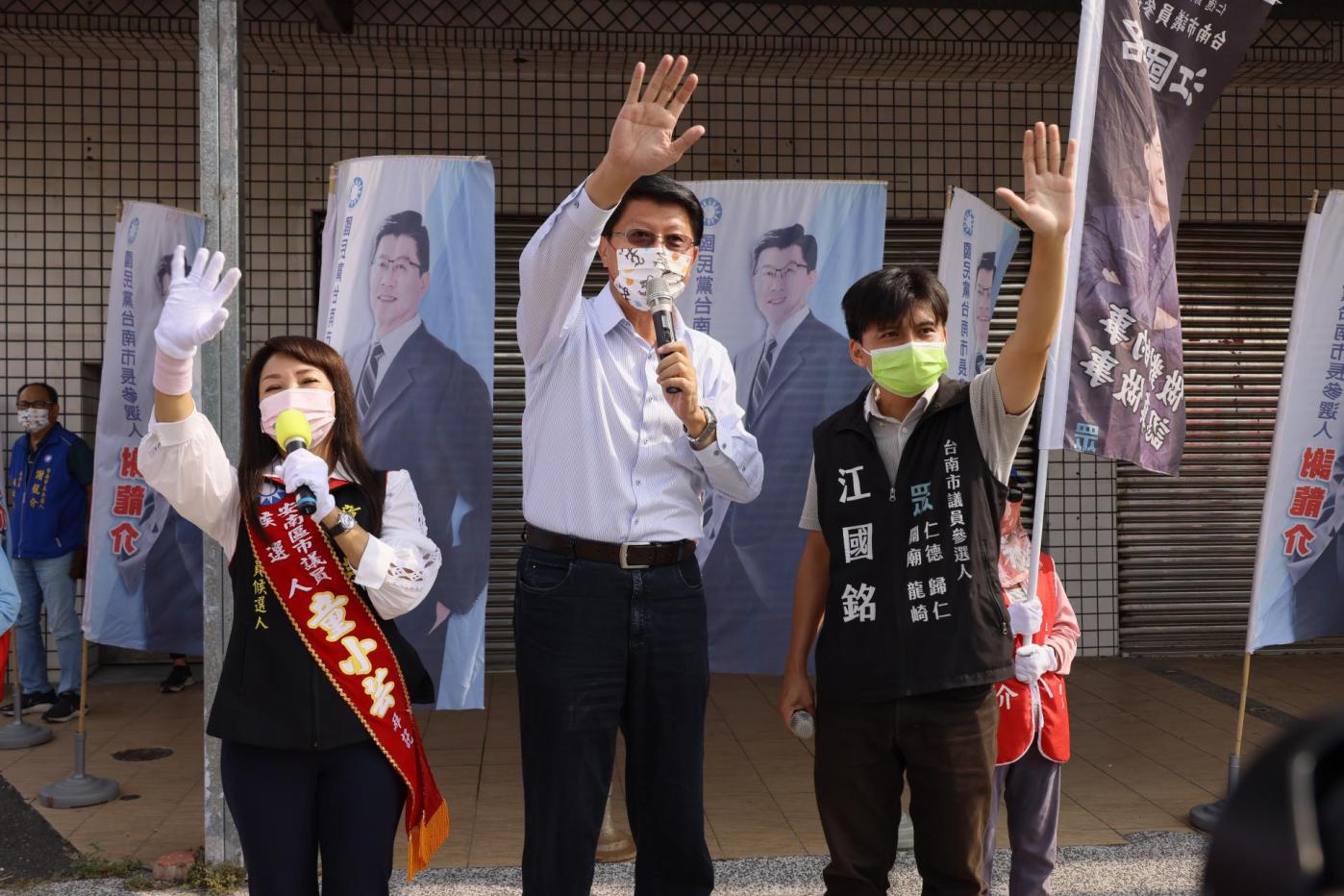 國民黨台南市長參選人謝龍介（中）幫民眾黨選將江國銘（右）站台。謝龍介提供