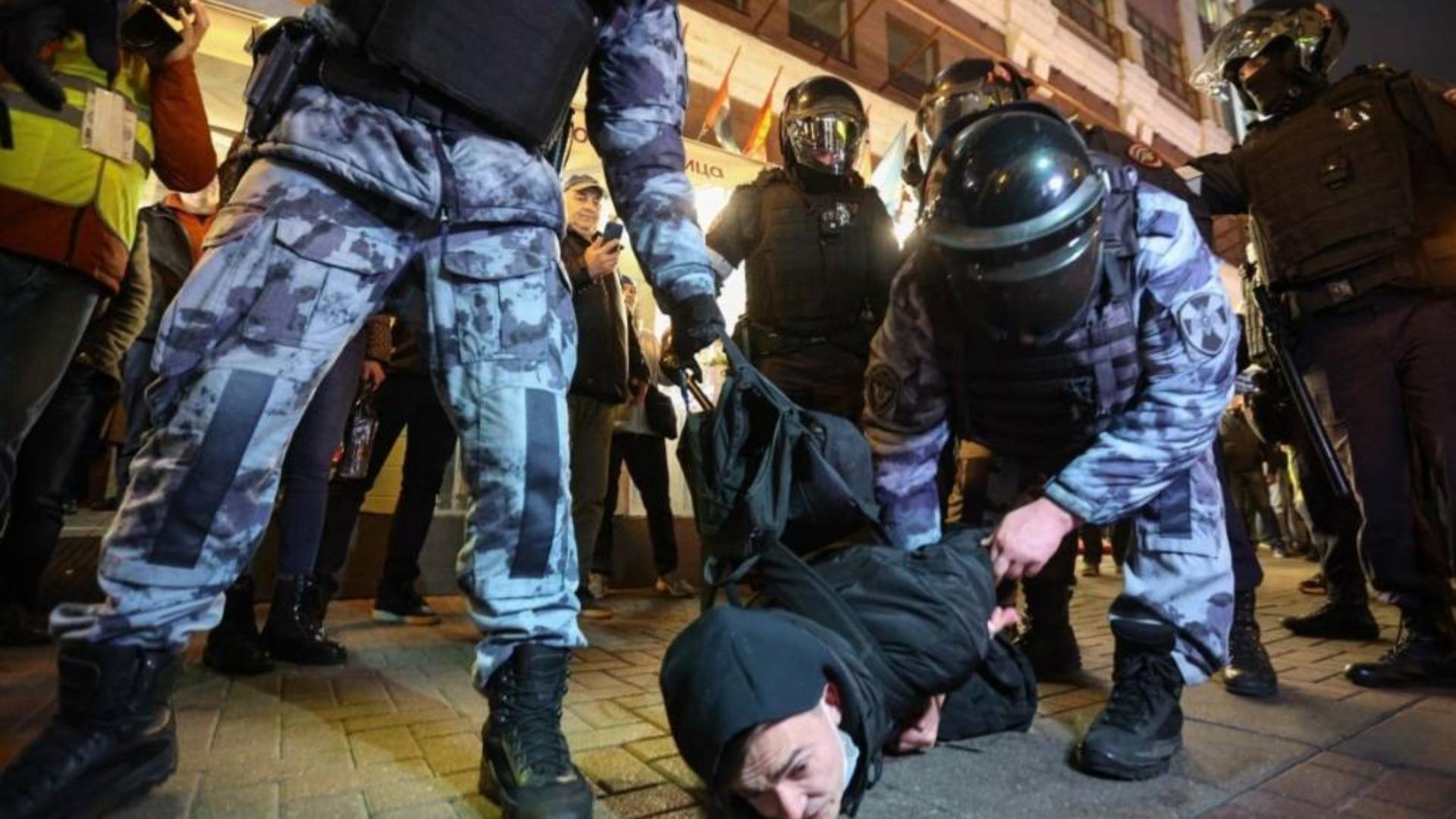 俄羅斯各地爆發大規模反動員示威，鎮暴警察逮捕上千民眾。 翻攝@nexta_tv推特