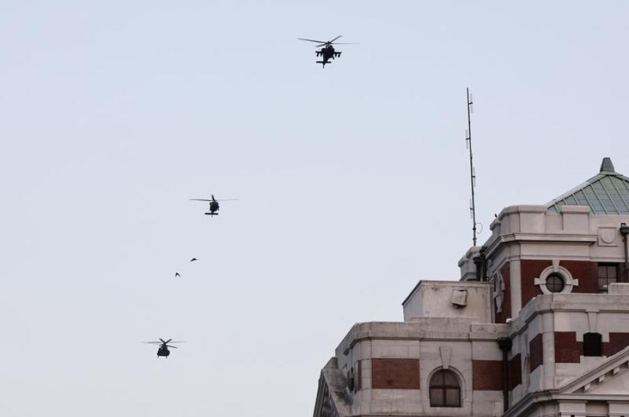 國慶暖身！3架直升機今晨飛越總統府　軍事迷卡位拍照