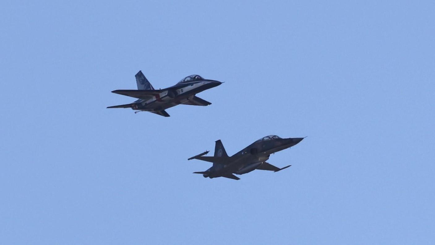 國人自製勇鷹高教機（圖左）今晨首度飛越台北上空，為國慶暖壽，而在勇鷹機旁的則是F-5型戰機。林啟弘攝