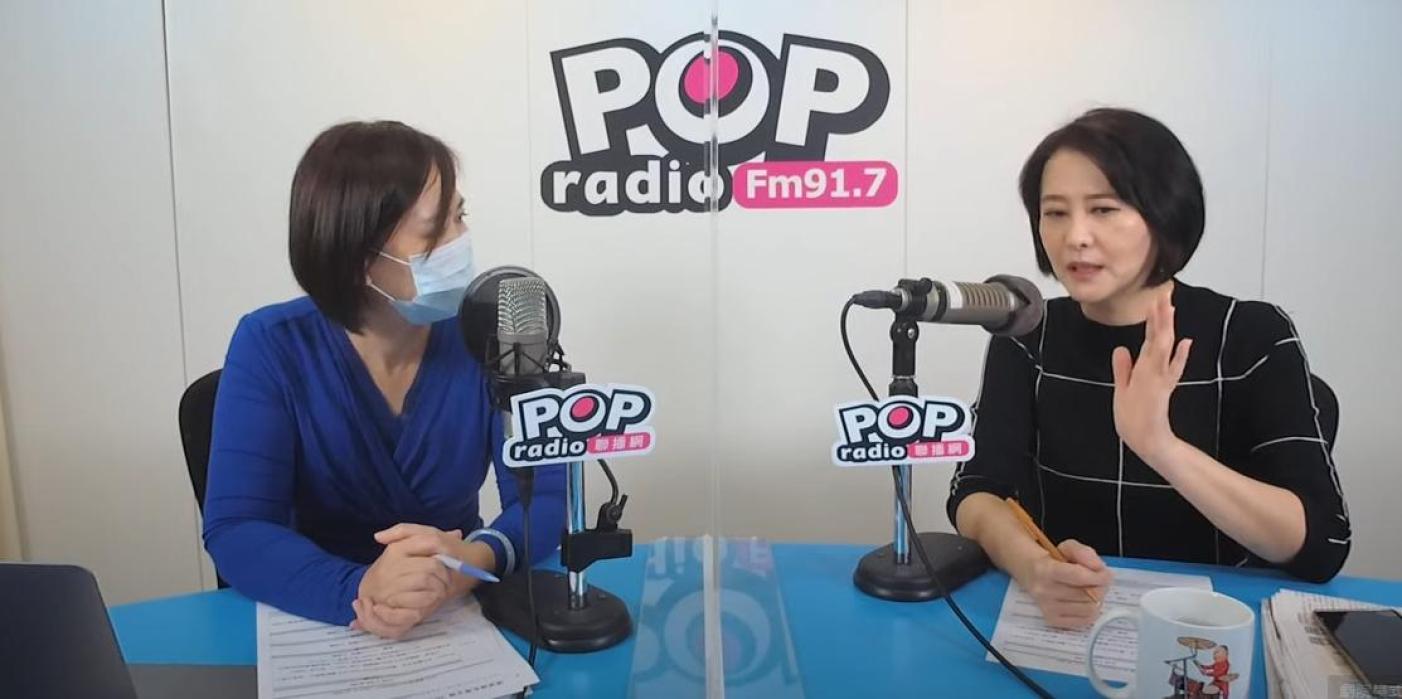 王鴻薇（右）27日接受《POP撞新聞》主持人平秀琳（左）專訪。翻攝《POP撞新聞》