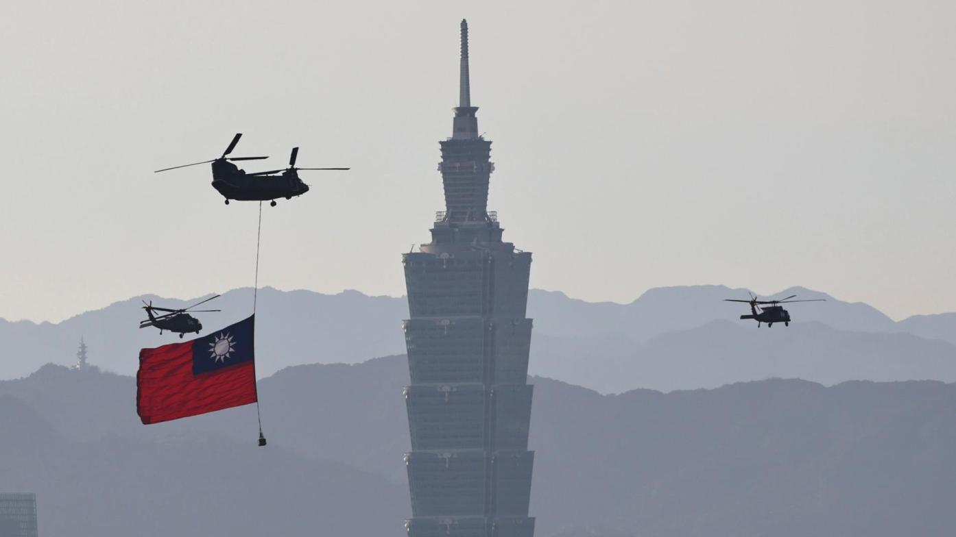 CH-47直升機吊掛著史上最大國旗，通過台北上空。林啟弘攝