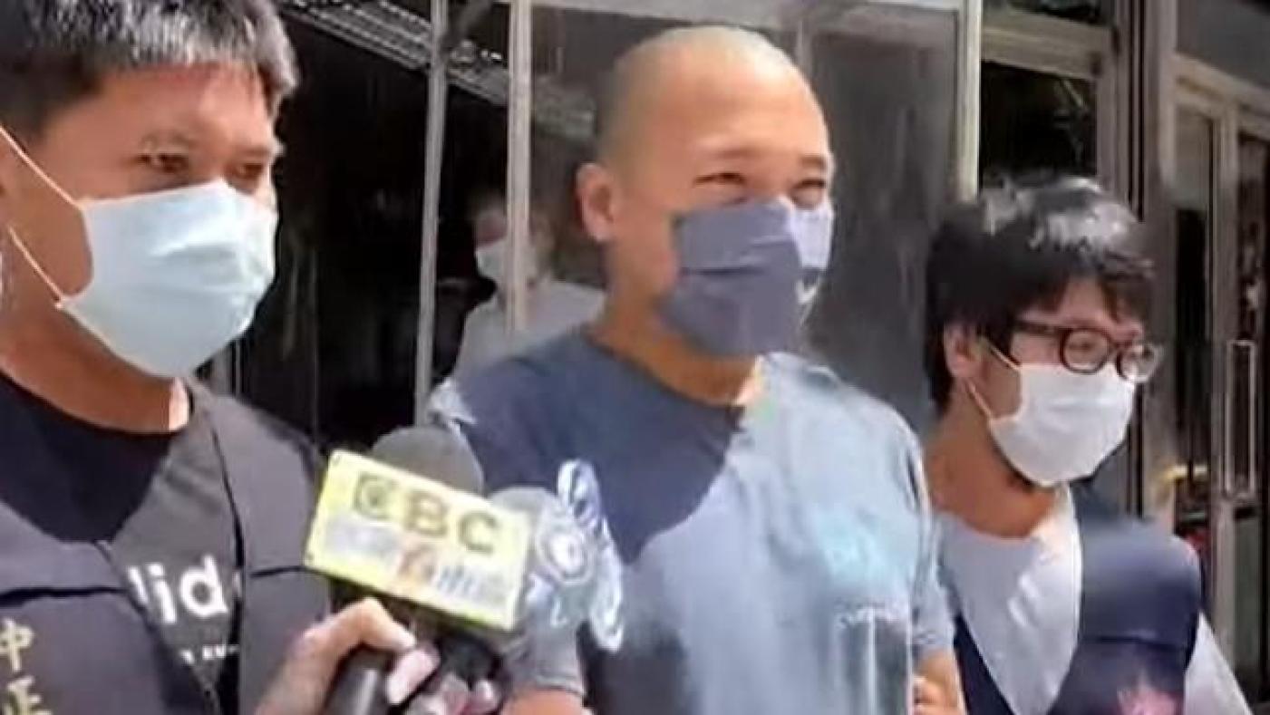 楊植斗朝NCC大門潑綠漆，警方依準現行犯逮捕。翻攝畫面
