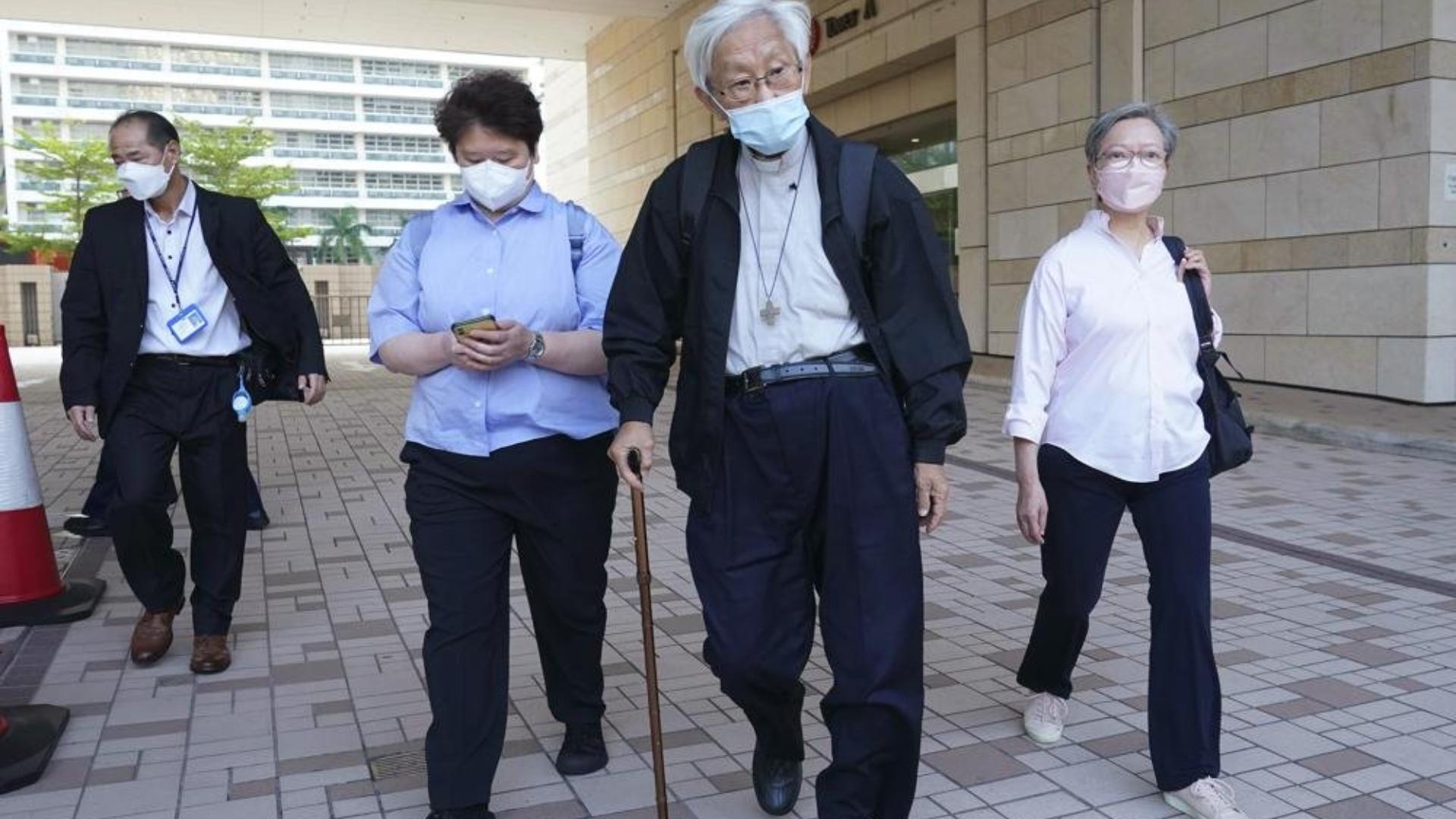 香港榮休樞機主教陳日君（中）26日拄著拐杖出庭受審。 翻攝@CardJosephZen推特