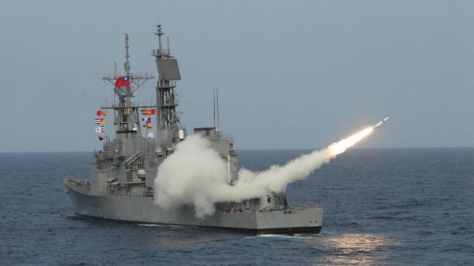 海軍主力戰艦數量不足，海軍決定以新一代輕型巡防艦補戰力。圖為基隆級艦發射標準防空飛彈資料照片