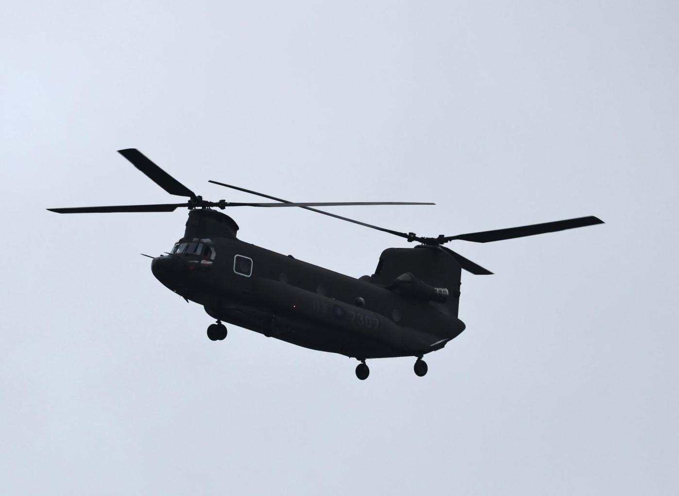 國慶空中兵力預演今晨取消，但CH-47SD運輸直升機仍冒雨以不掛國旗的方式通過總統府前廣場。林啟弘攝